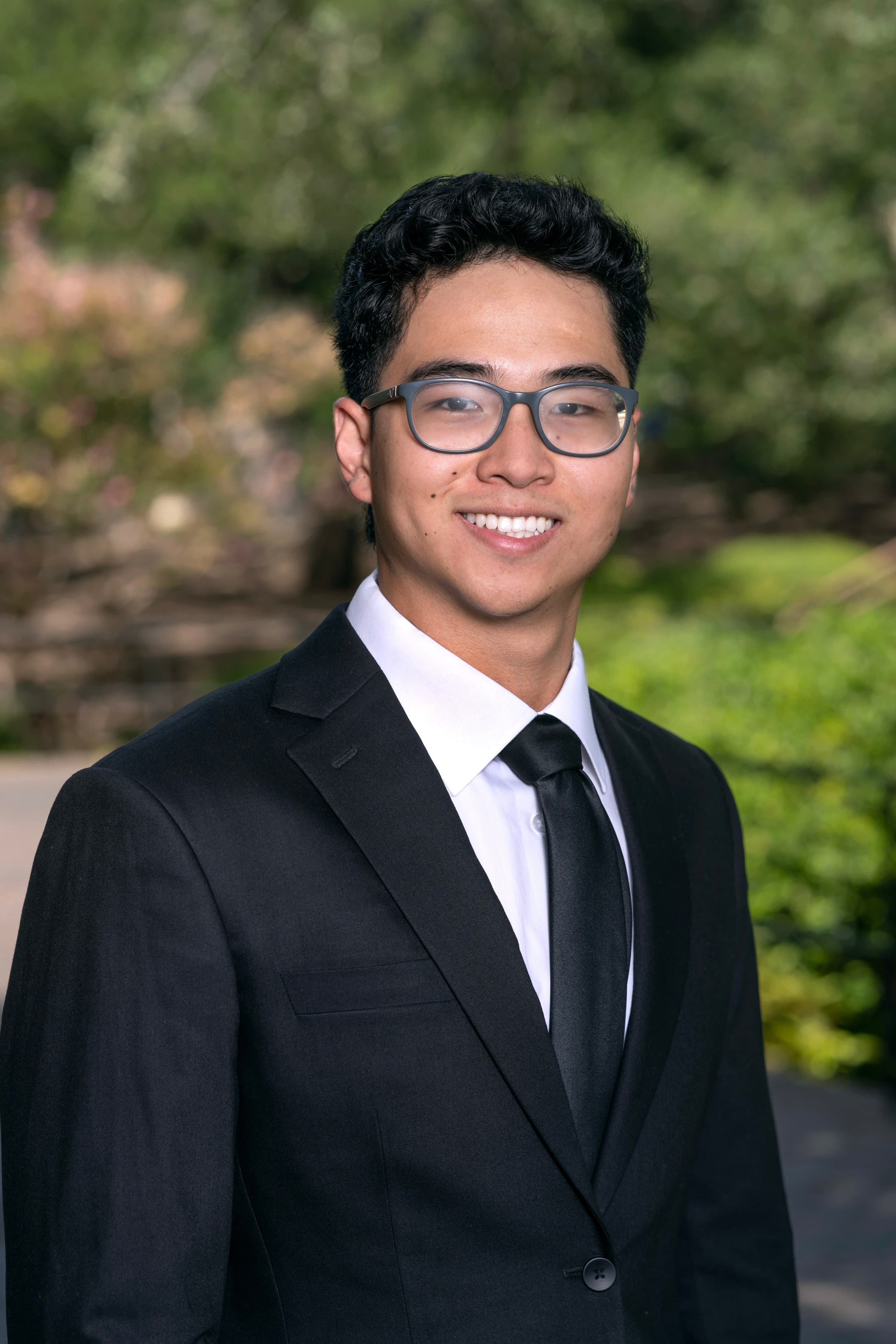 Professional headshot of Devin Le, Economics student at The University of Texas at Austin